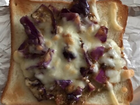 紫キャベツとチーズのシチューソースチーズトースト